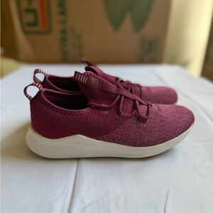 New balance juniors wine new in box